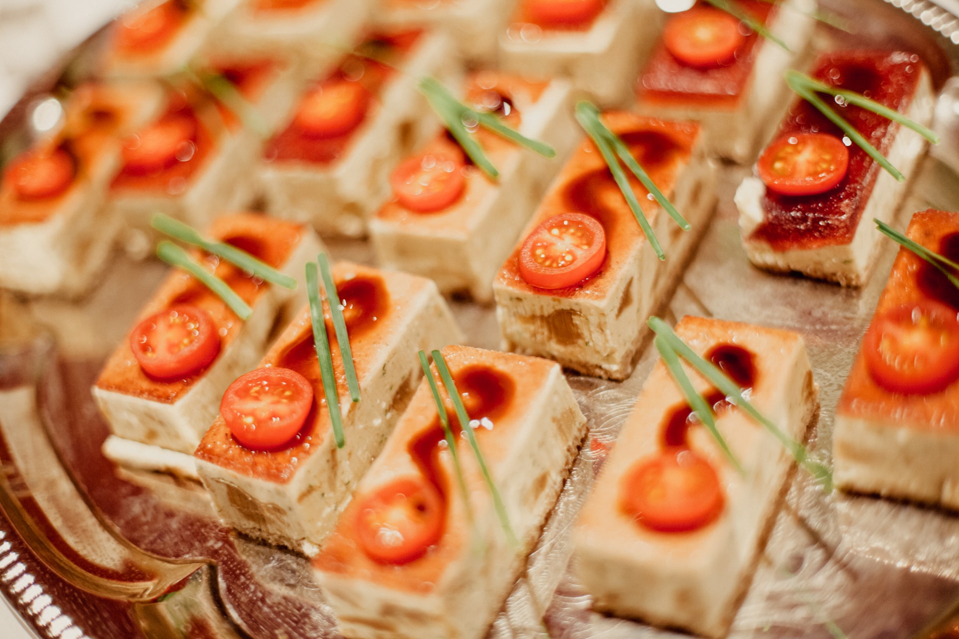 Der Ox Event Catering Buffet Häppchen vom Buffet mit Tomaten dekoriert
