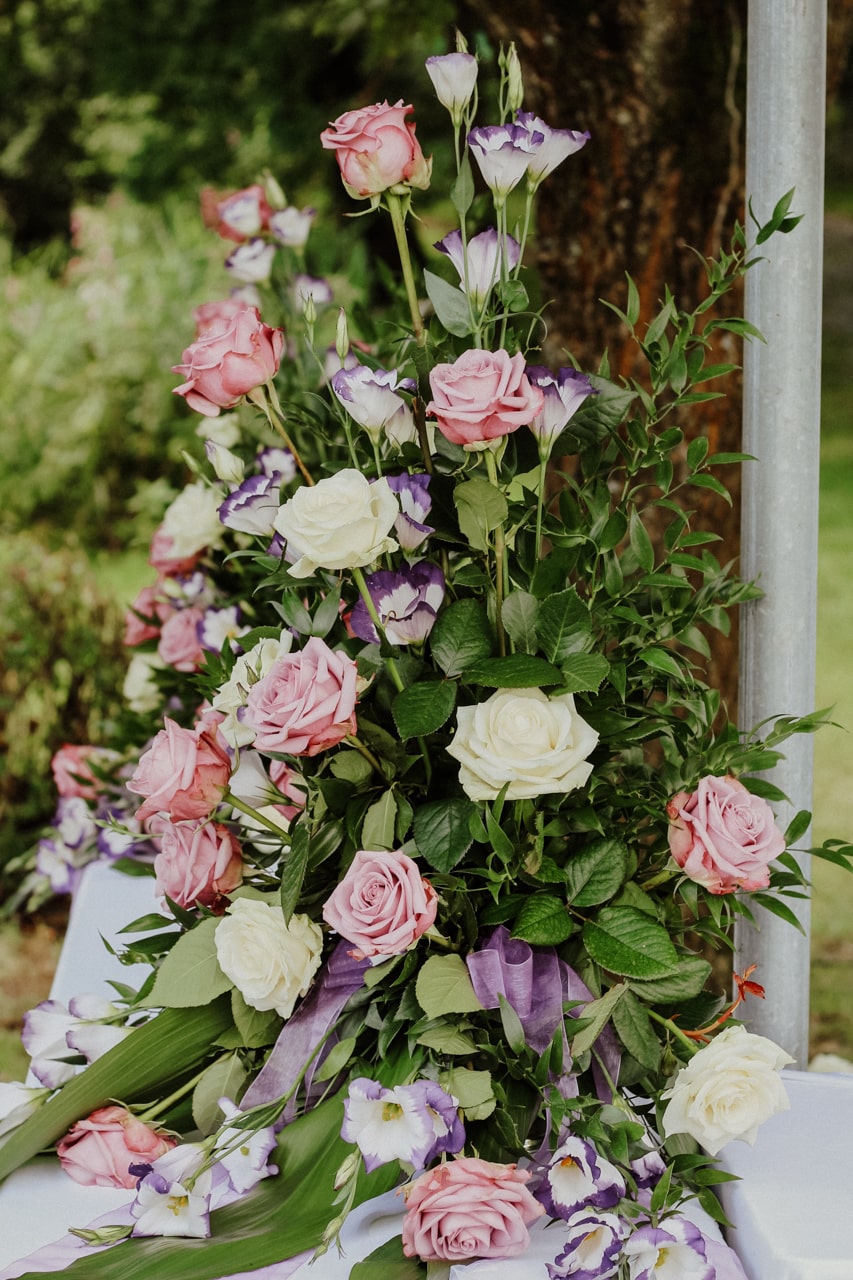 Opulentes Blumendekor aus herrlichen Rosen