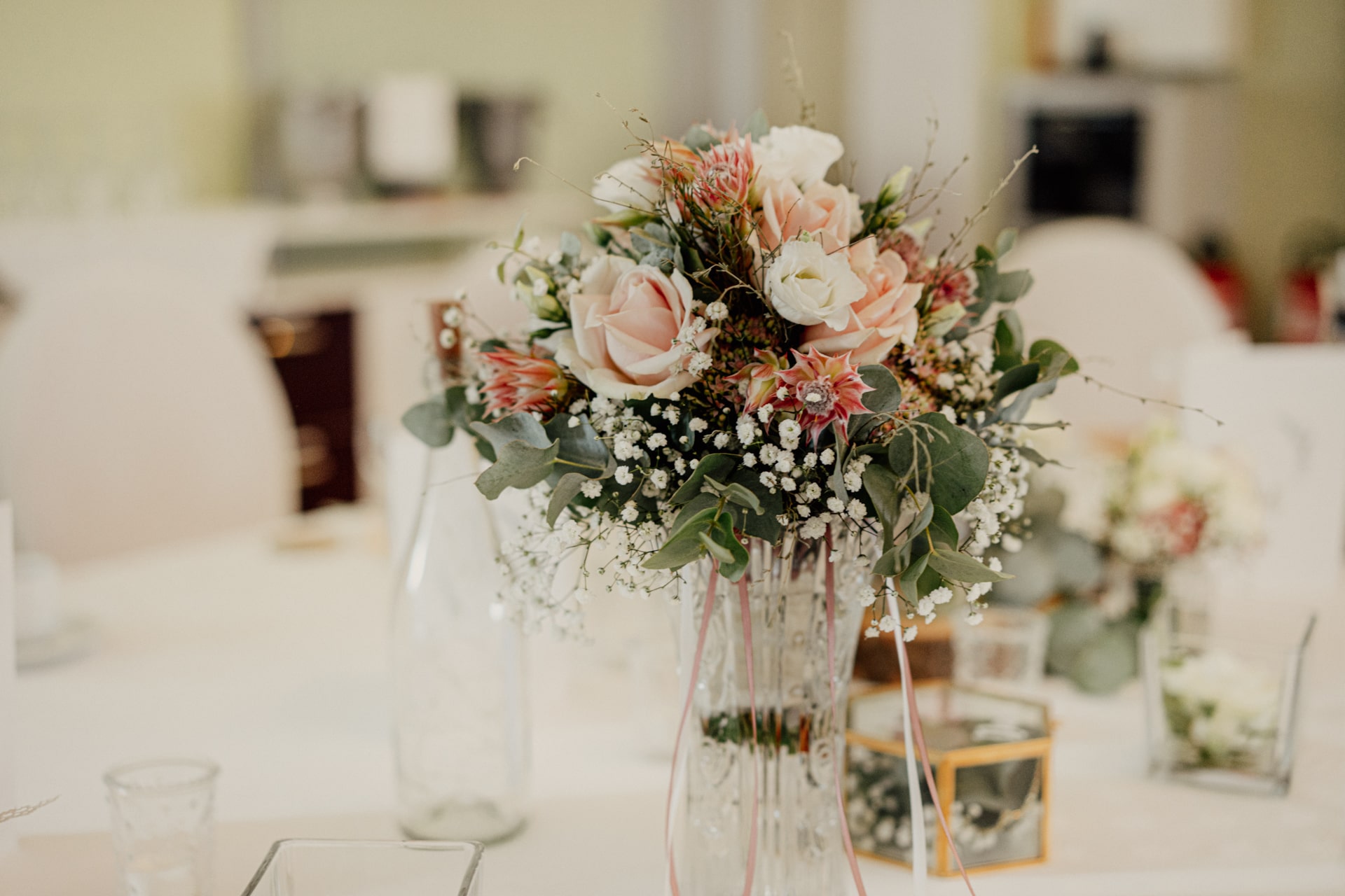 Blumenstrauß auf dem Tisch