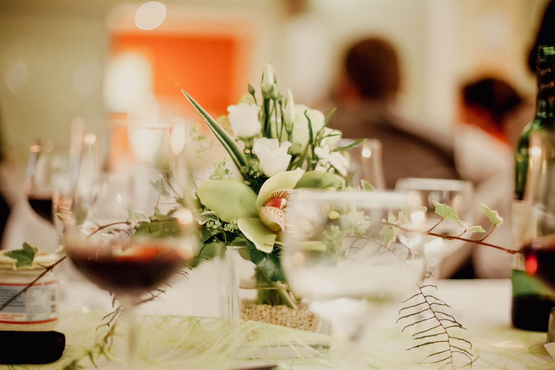 Weingläser und Blumenstrauß auf einem Tisch
