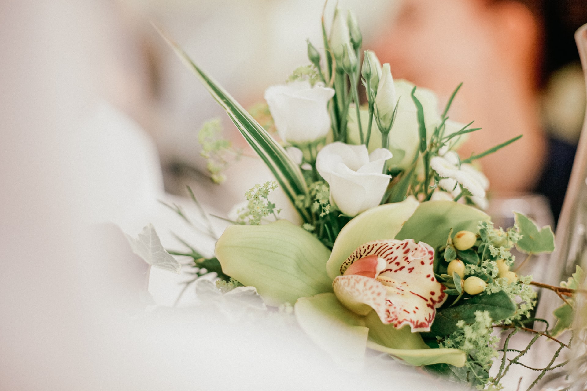 Blumensträußchen aus weißen Rosen