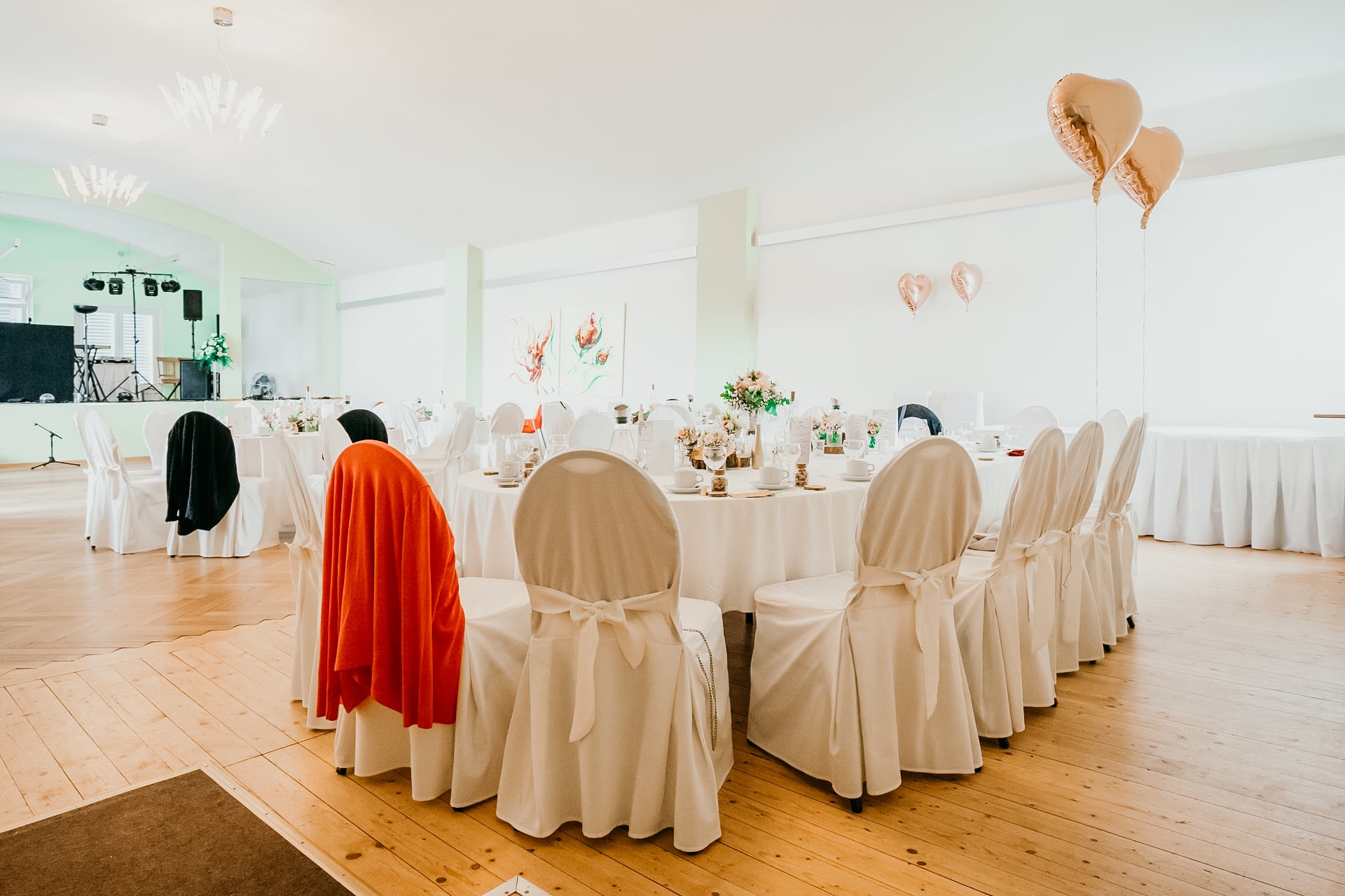 DER OX das Restaurant Rustikaler Raum mit modernen Elementen und einer Bar
