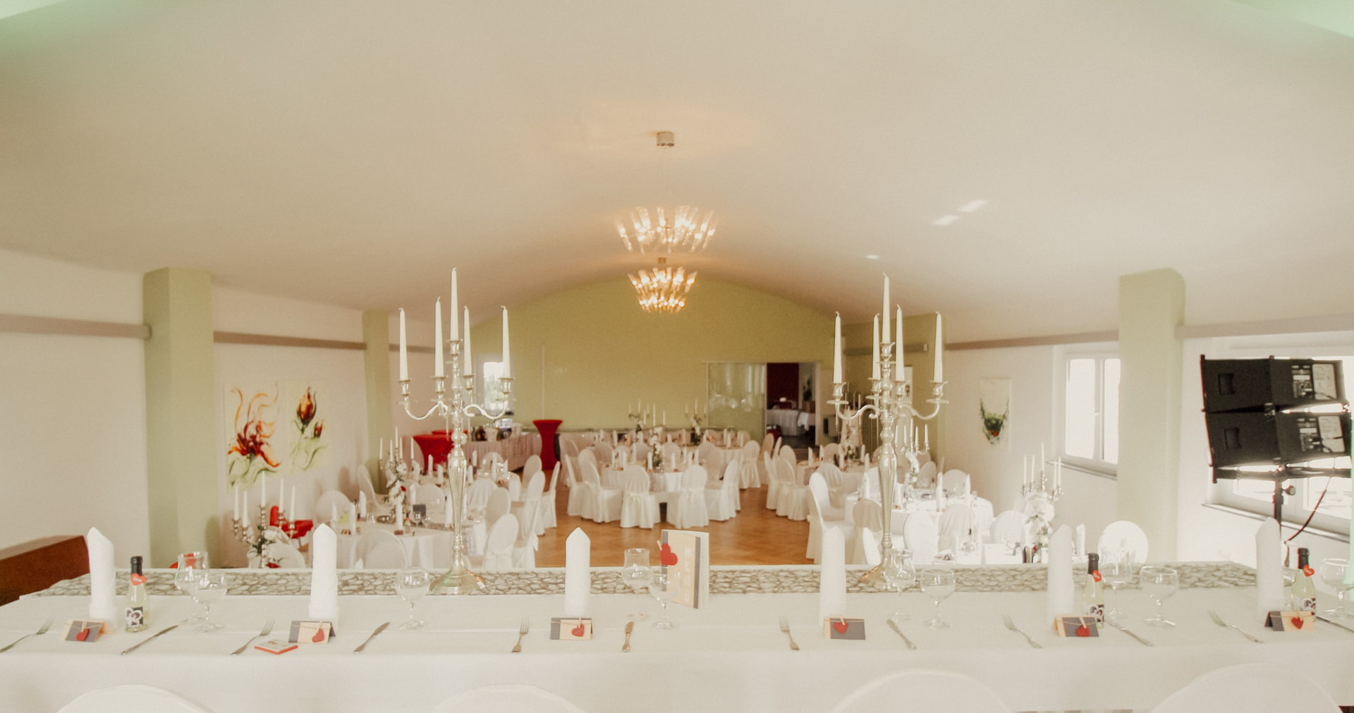Festsaal hochzeitlich geschmückt