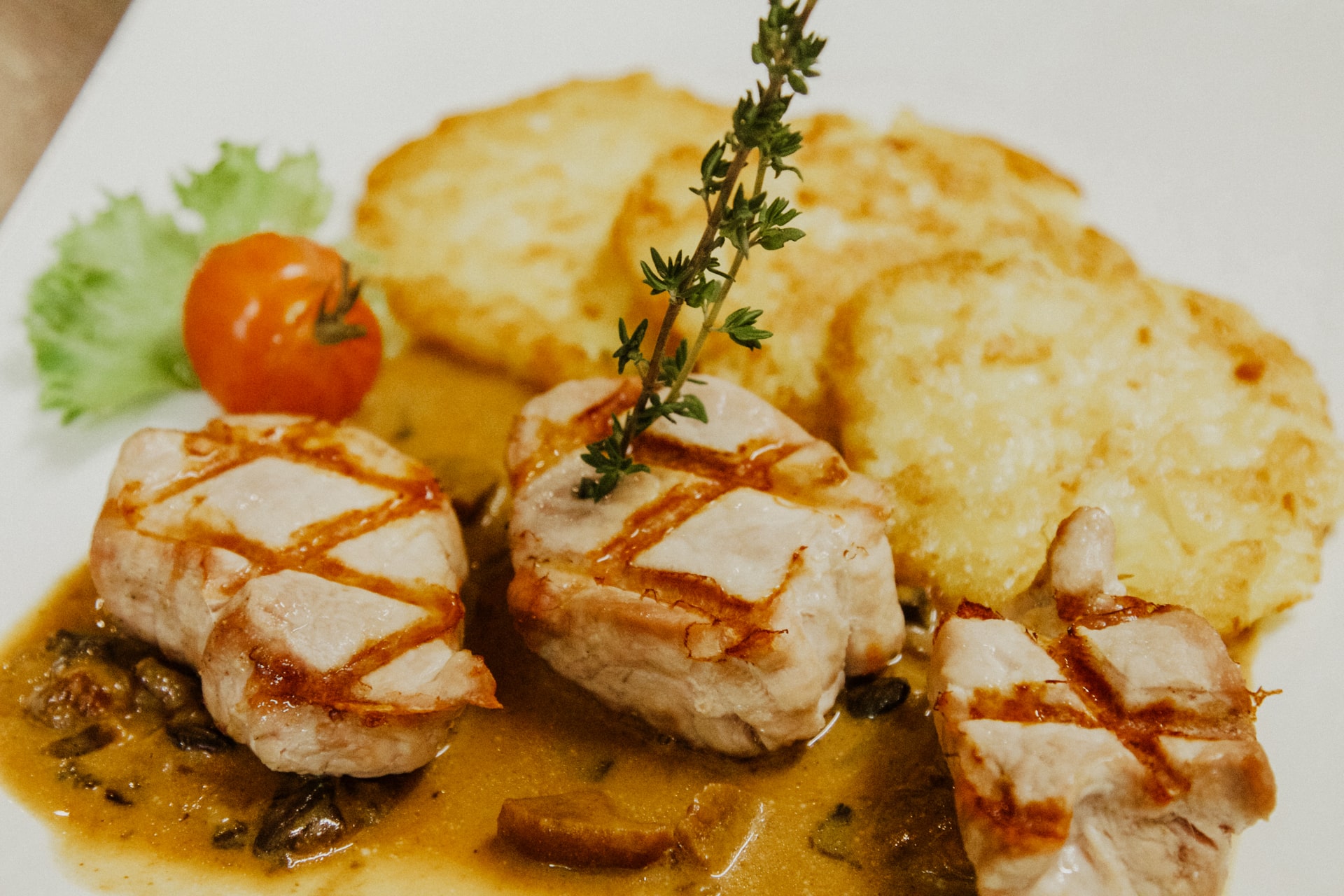Lendchen mit Rösti auf leckerer Sauce