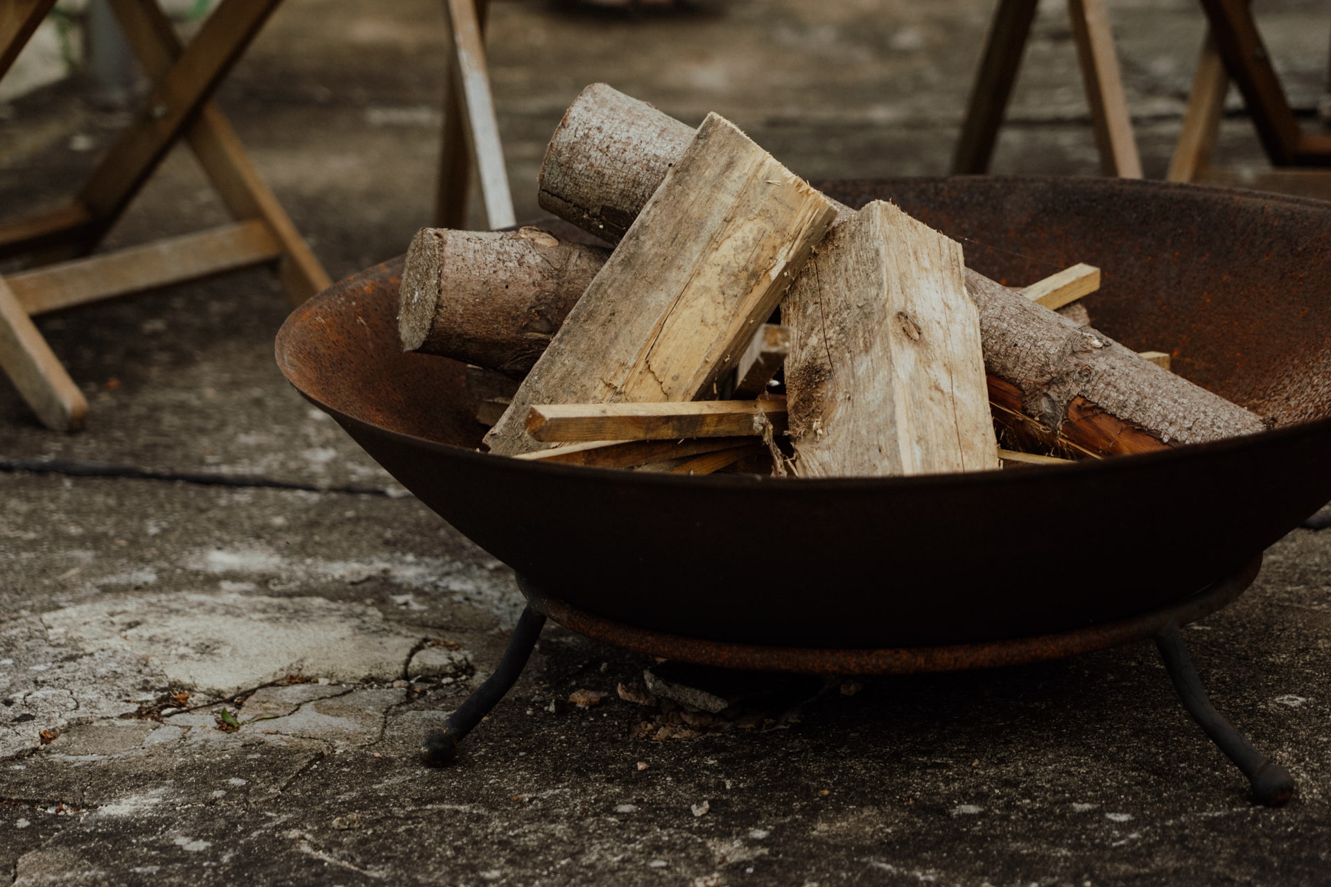 Eine Feuerschale bestückt mit frischem Holz