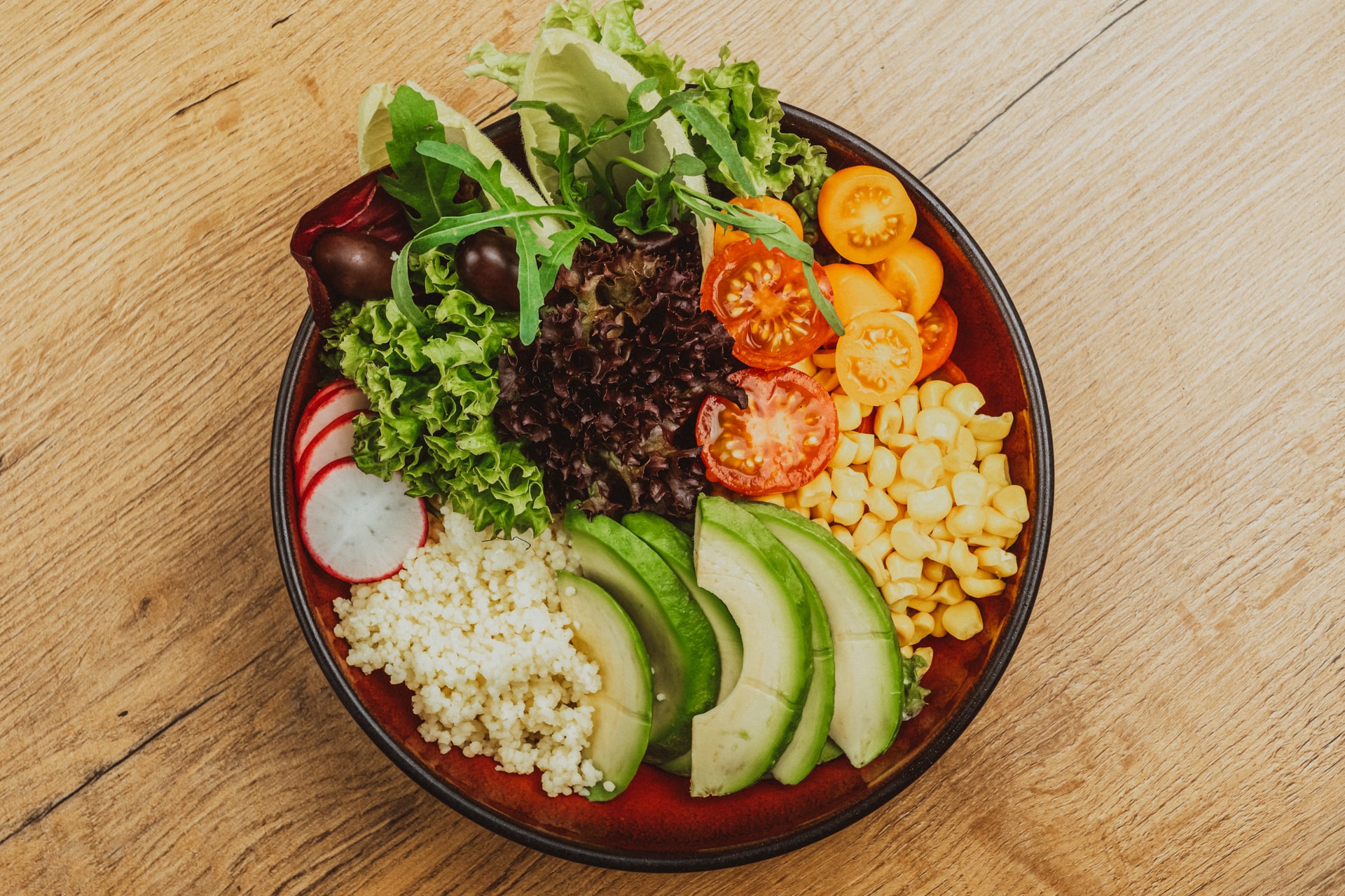 Leckere Bowl gefüllt mit Gemüse und Salat