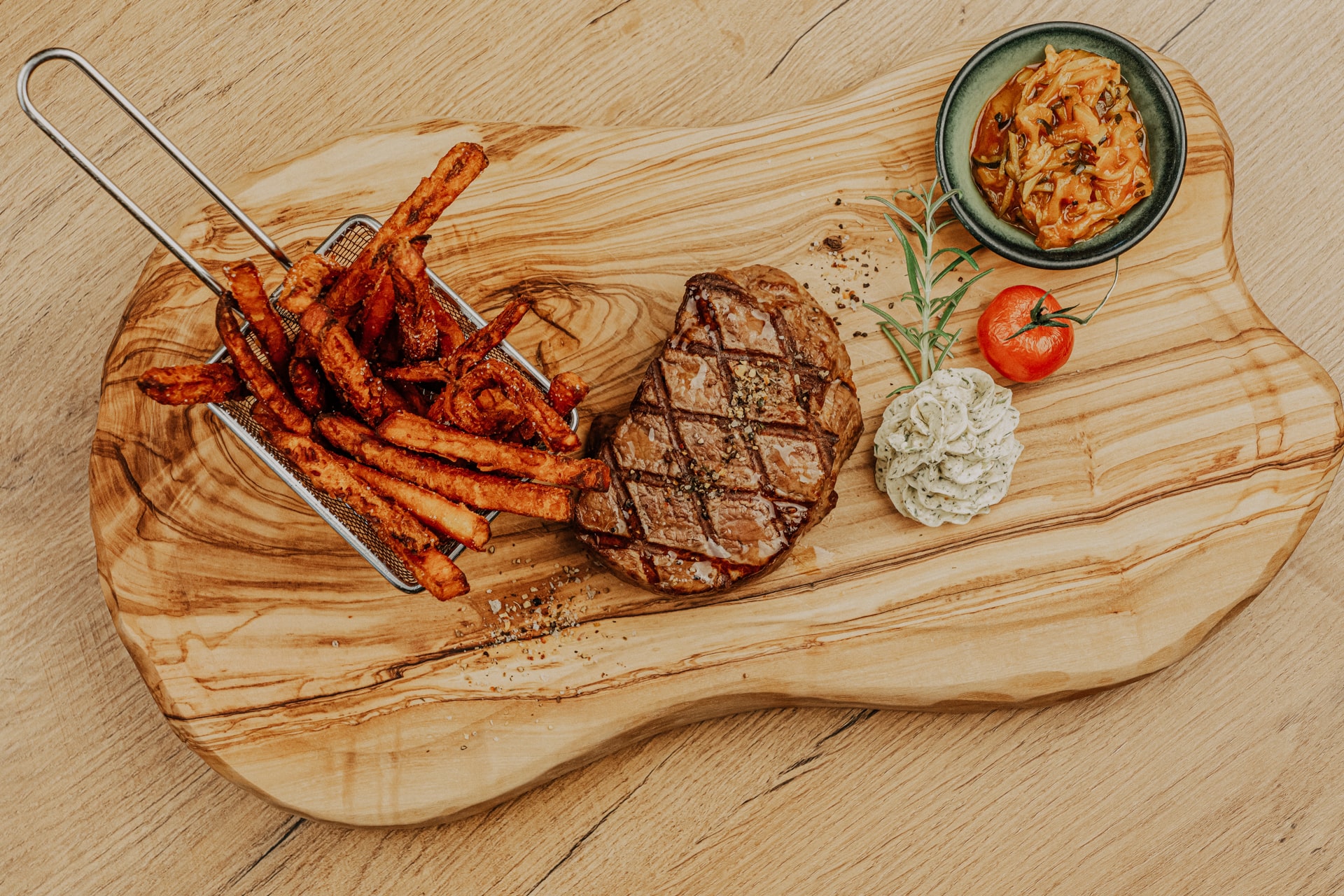 Steak mit Kräuterbutter Süßkartoffelpommes und Beilage