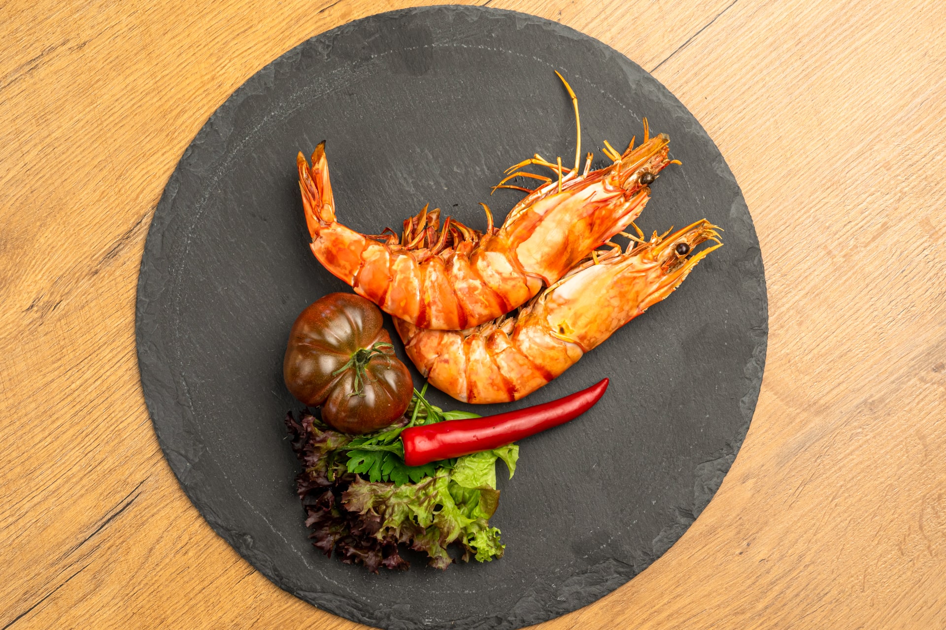 Gegrillte Gammas angerichtet auf Salat 