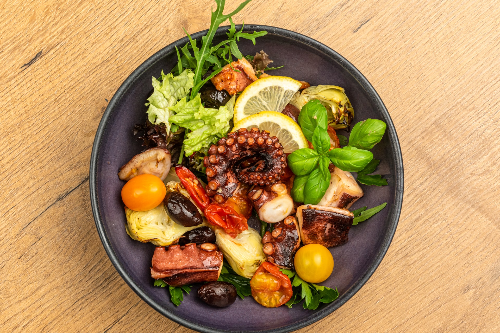 Gegrillter Oktopus auf Salat 