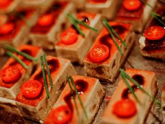 Buffetauswahl Häppchen mit Tomaten dekoriert